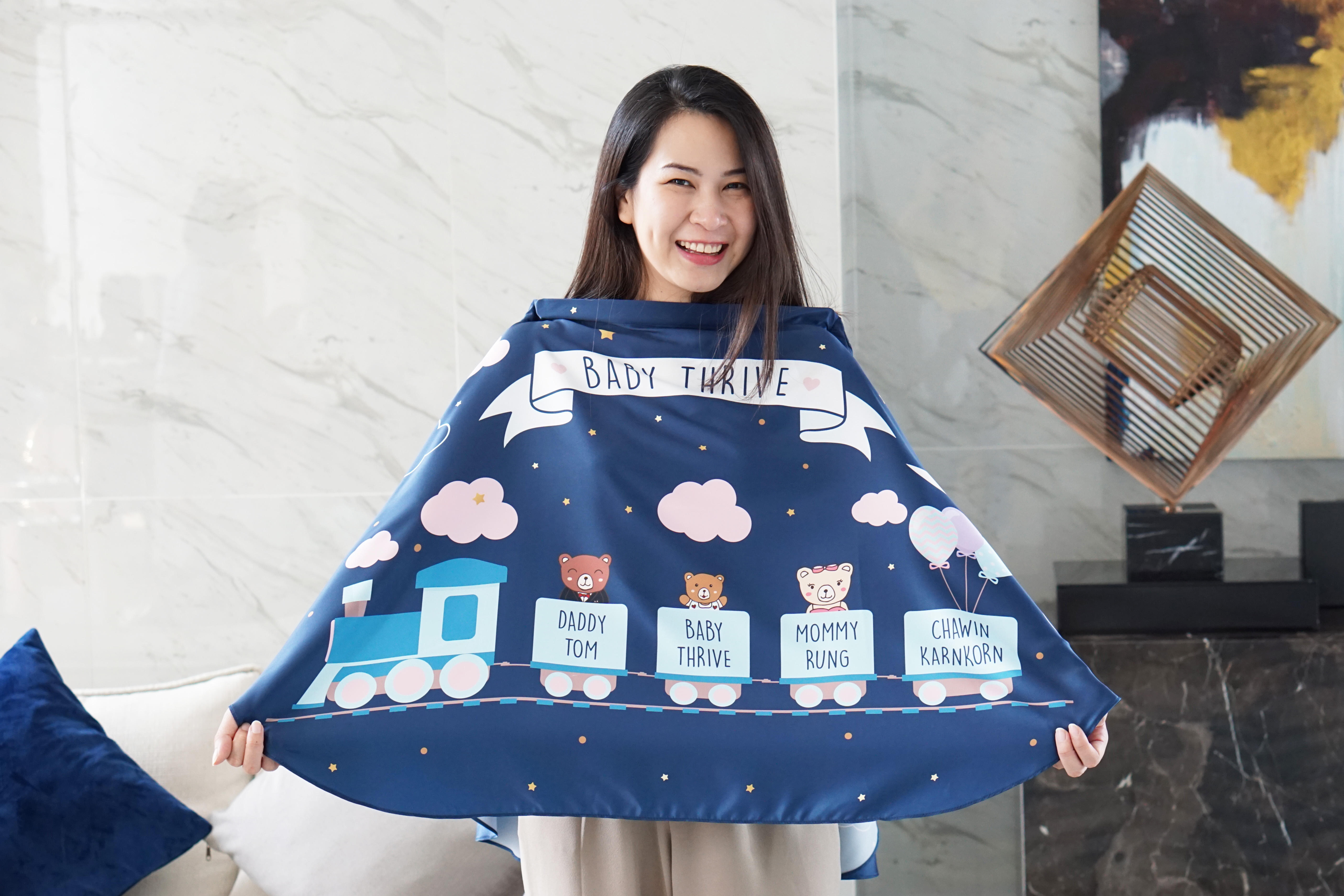 ผ้าคลุมให้นม สั่งทำใส่ชือ ลายรถไฟ สีกรม Train - Navy