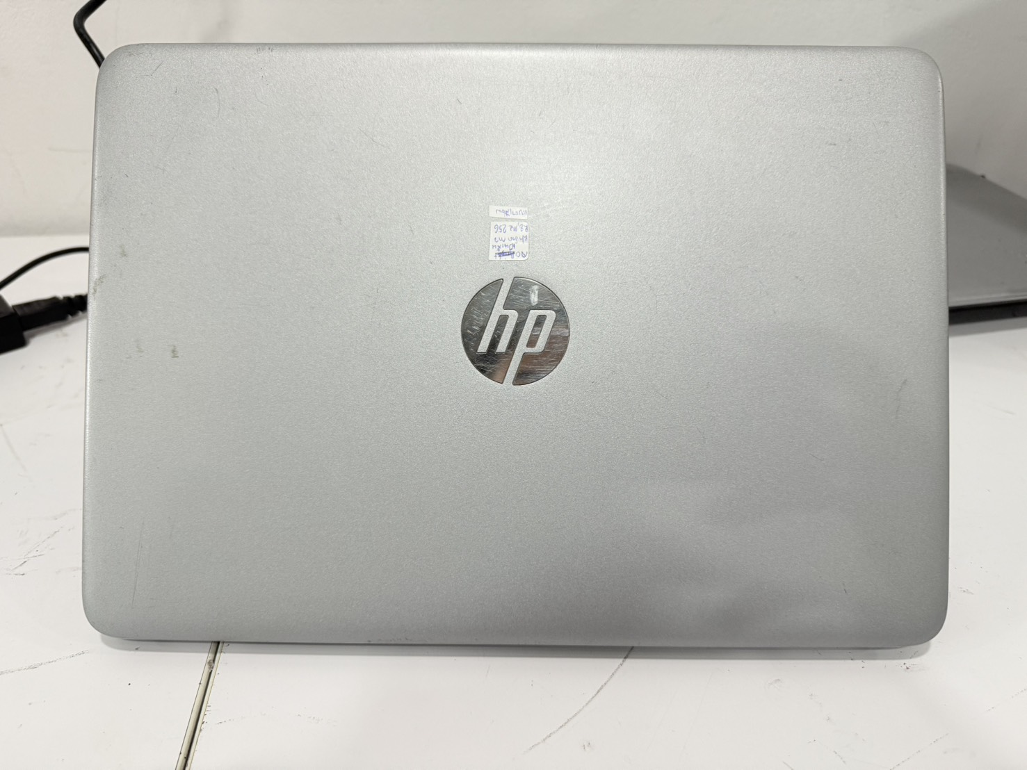 โน๊ตบุ๊ค HP EliteBook 840 G4 (i5-7300U/8GB/M.2 256GB) ไม่มี Adapter แบตเสื่อม จอเป้นเส้น ฝามีคราบกาวเล็กน้อย