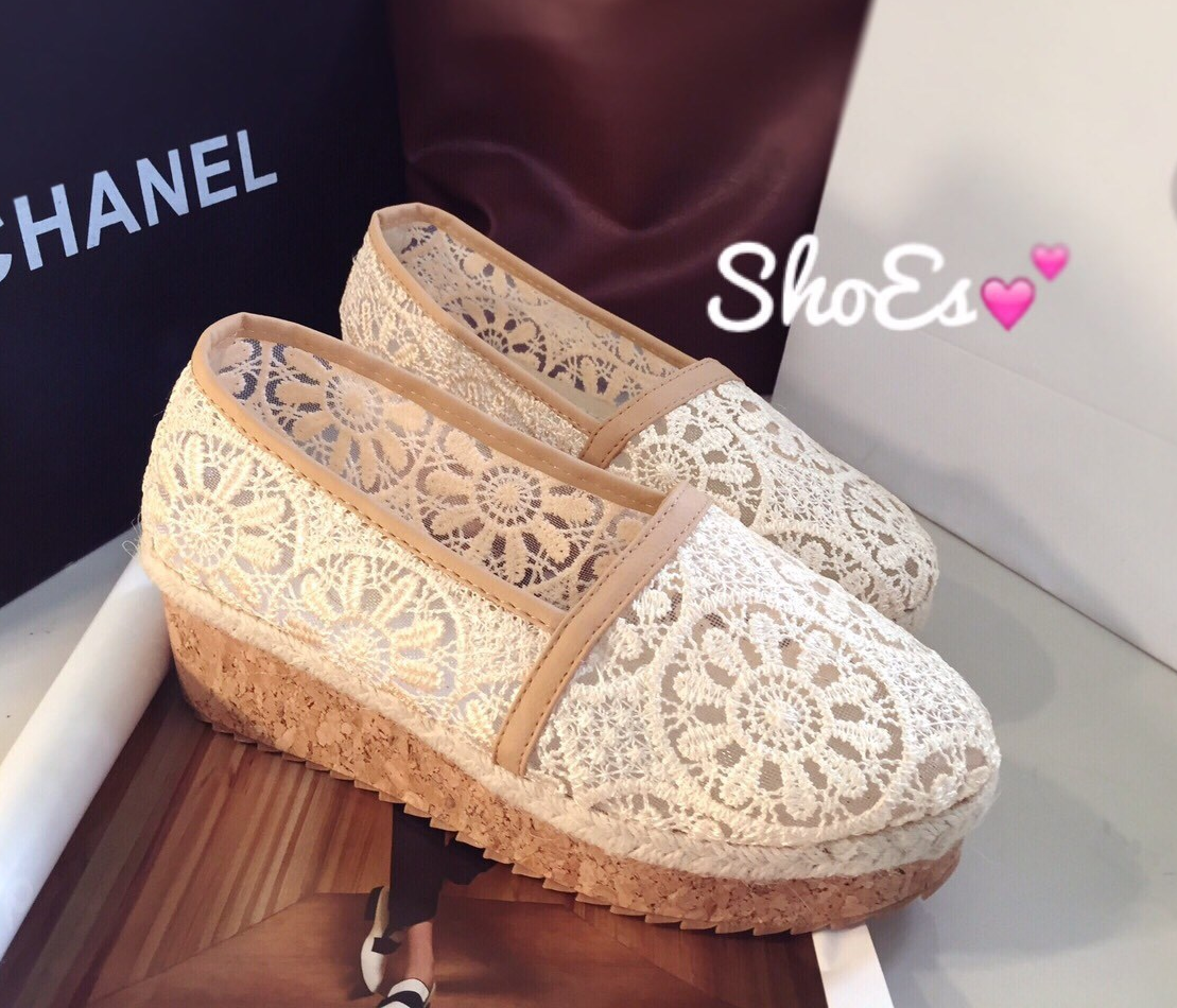 พร้อมส่ง : รองเท้าลูกไม้ Style Valentino (ขอบกากี)
