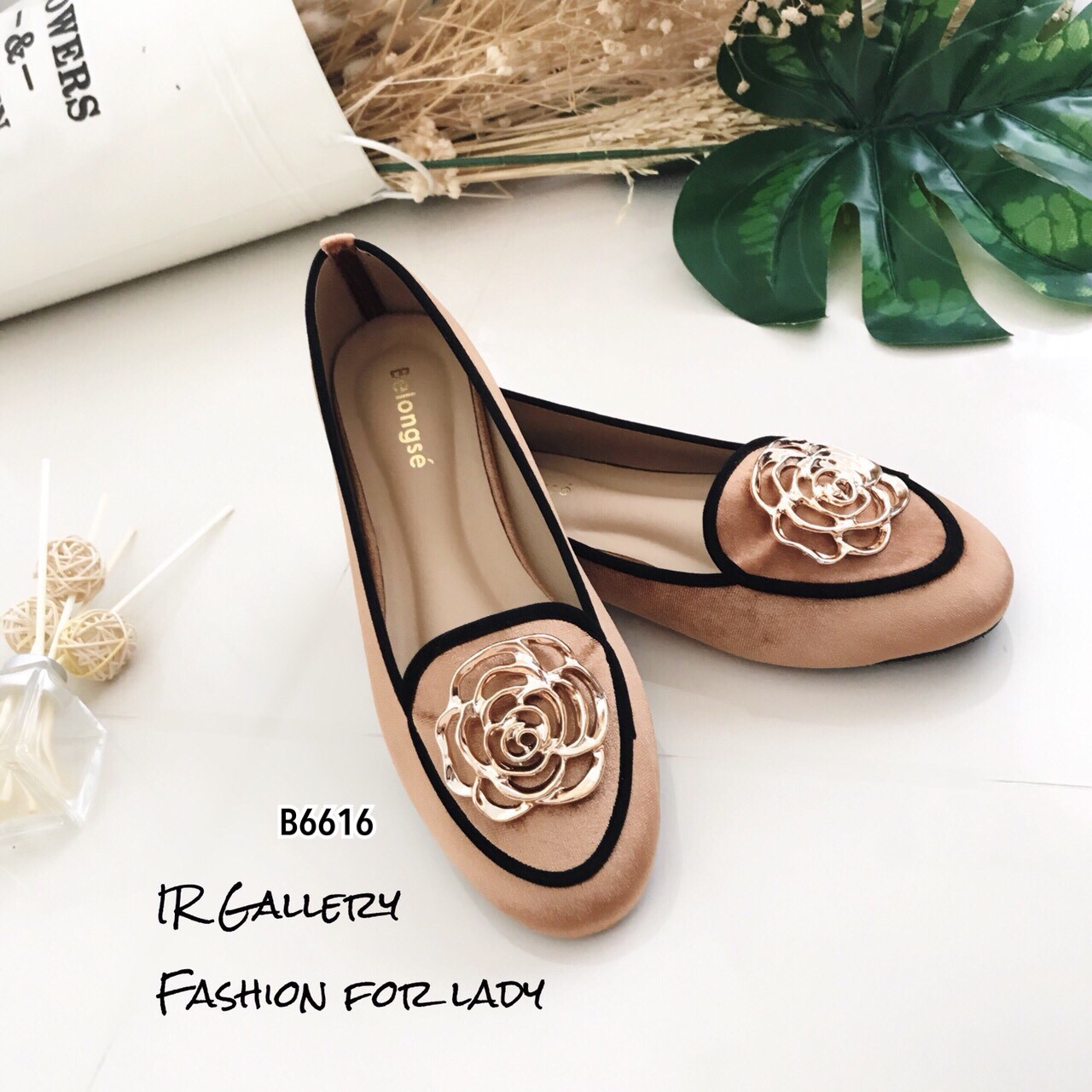 รองเท้าคัทชูแต่งอะไหล่กุหลาบทอง (สีดำ)