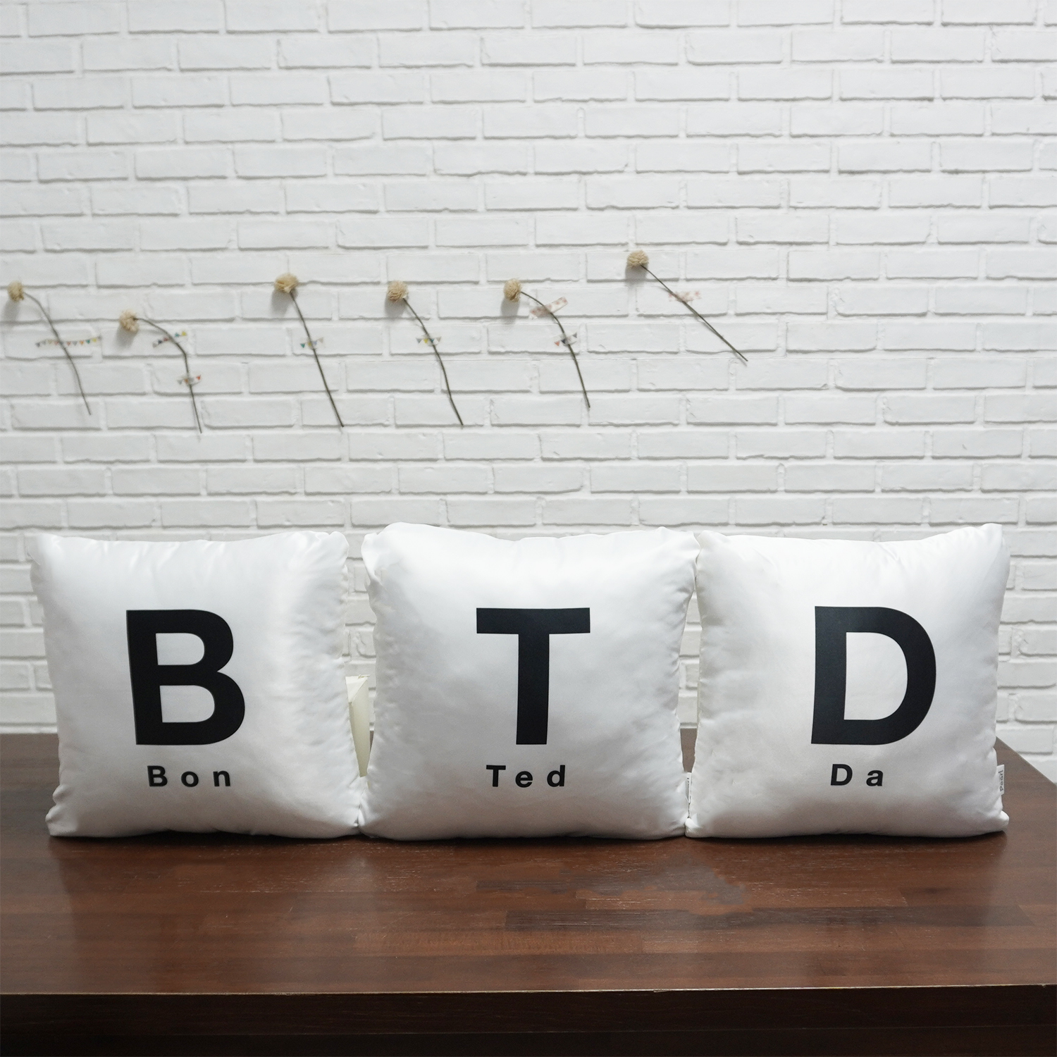 หมอนอิงสั่งทำใส่ชื่อ Alphabet & Name - White (ราคาต่อใบ)