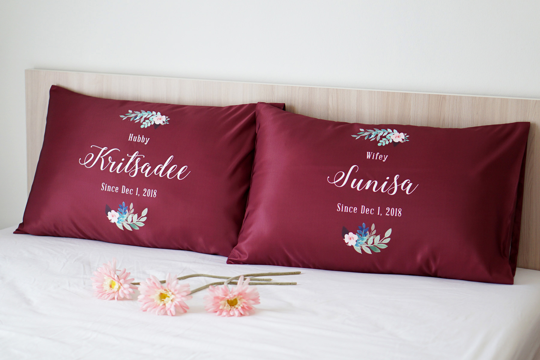ปลอกหมอนหนุนคู่ พิมพ์ลายเต็มผืน Burgundy - Flower - White