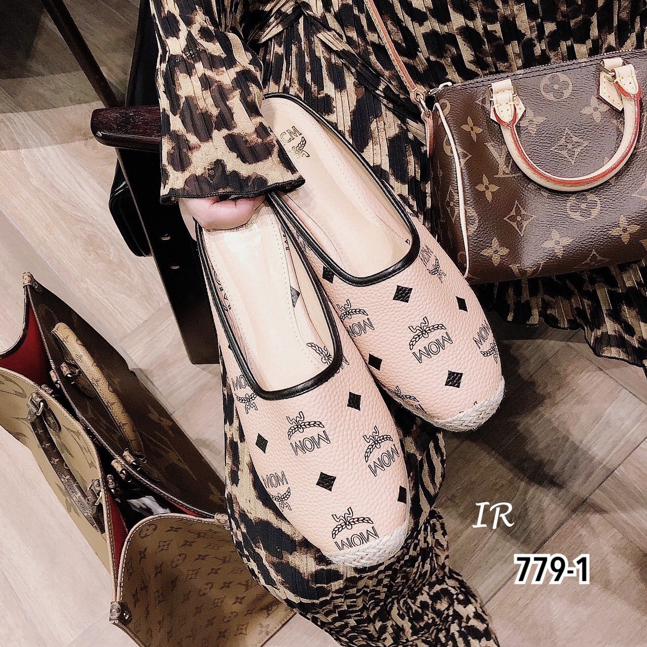 รองเท้าสลิปเปอร์แต่งลายแฟชั่น (สีครีม)