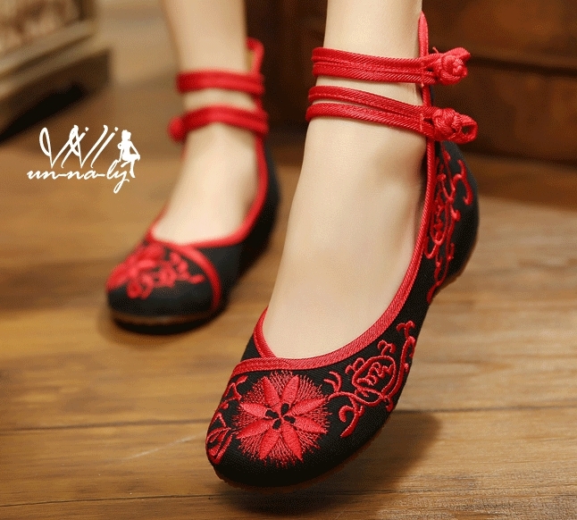 รองเท้าปักลายดอกไม้ (สีดำ)