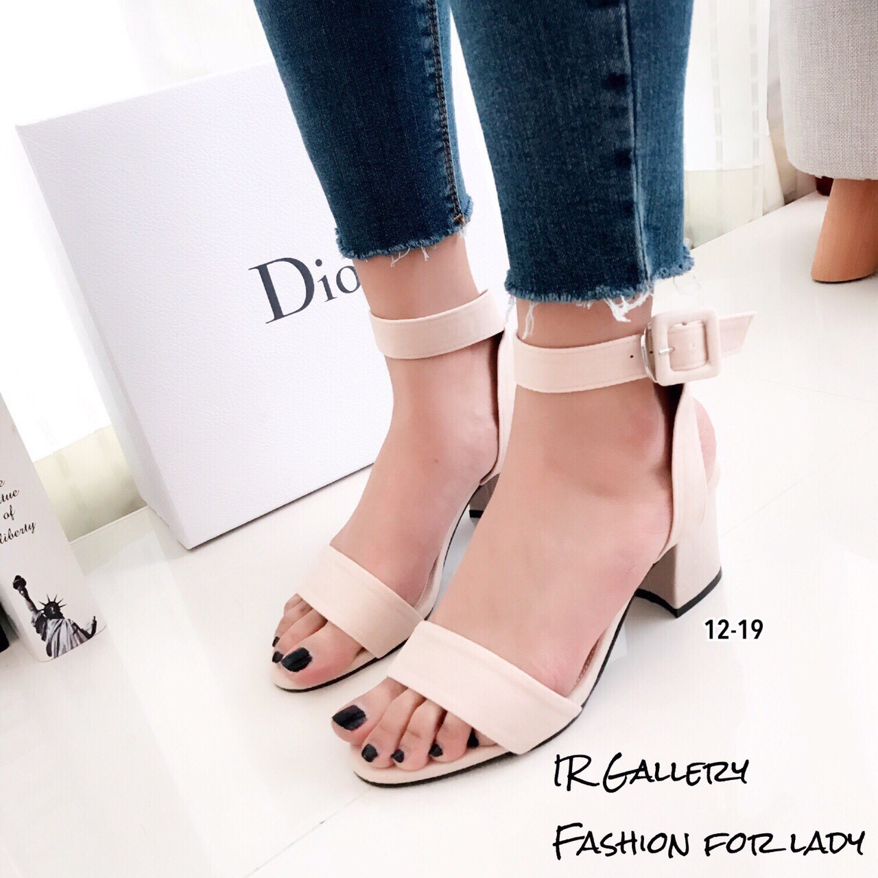 รองเท้าส้นตันแต่งสายรัดเข็มขัด (สีดำ)