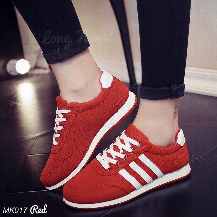 รองเท้าผ้าใบสปอร์ตแต่งแถบ (สีดำ)