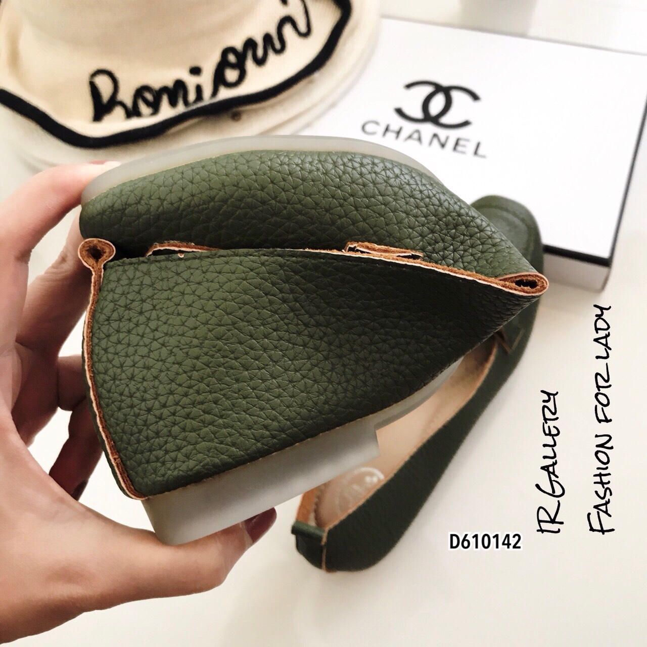 รองเท้าคัทชูหนังทรงสวมแต่งอะไหล่ (สีน้ำตาล)