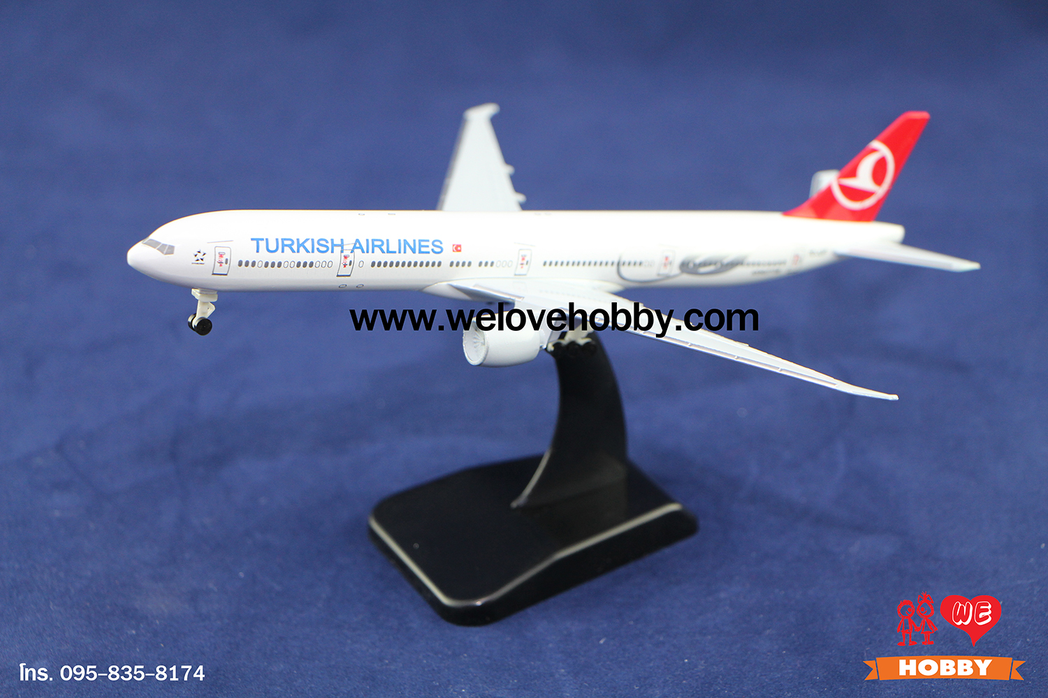 โมเดลเครื่องบิน Turkish Airlines (Boeing 777) ตุรกี ไซส์กลาง แบบมีล้อเครื่องบิน (1:400)