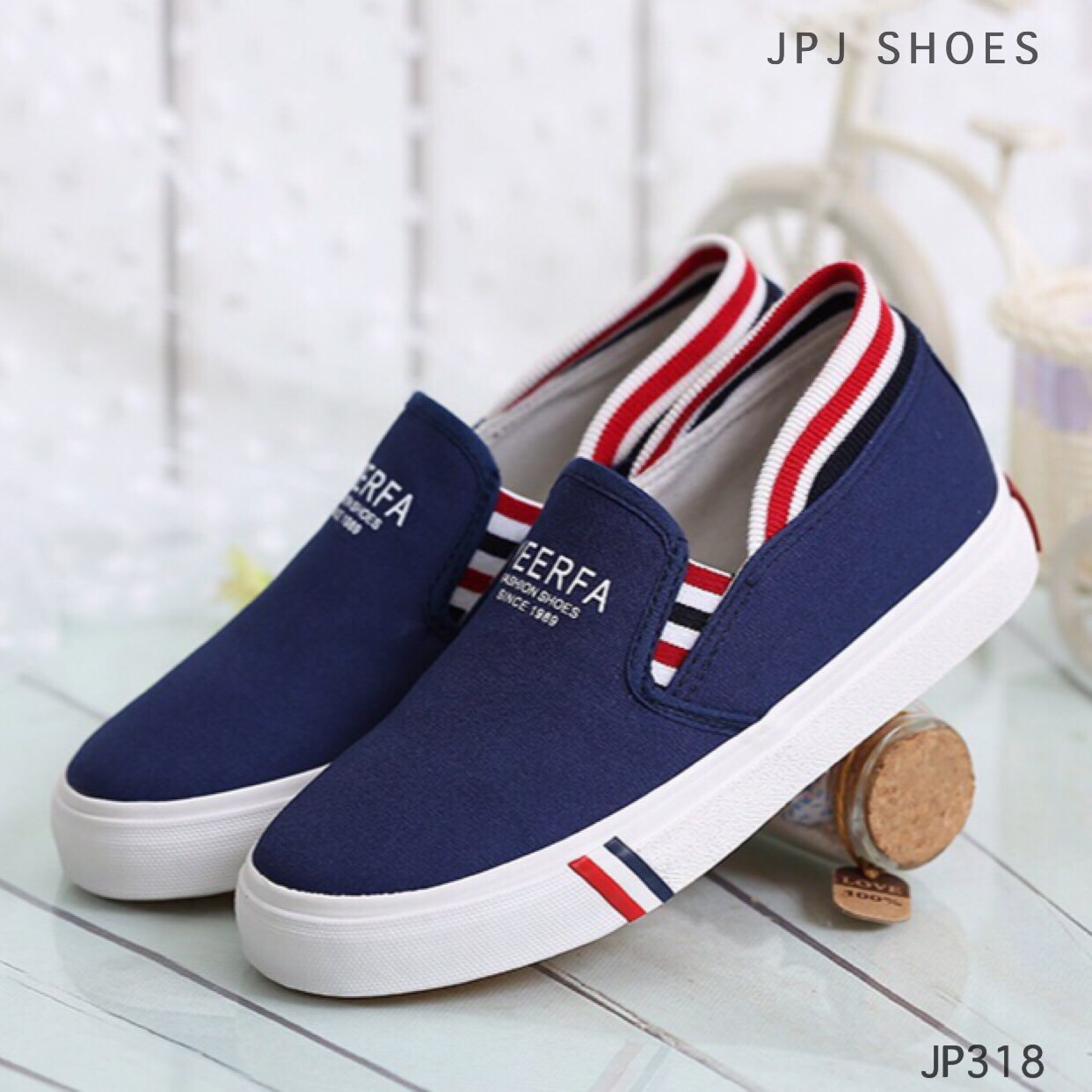 รองเท้า Slip On คาดเส้นสไตล์เกาหลี (สีน้ำเงิน)