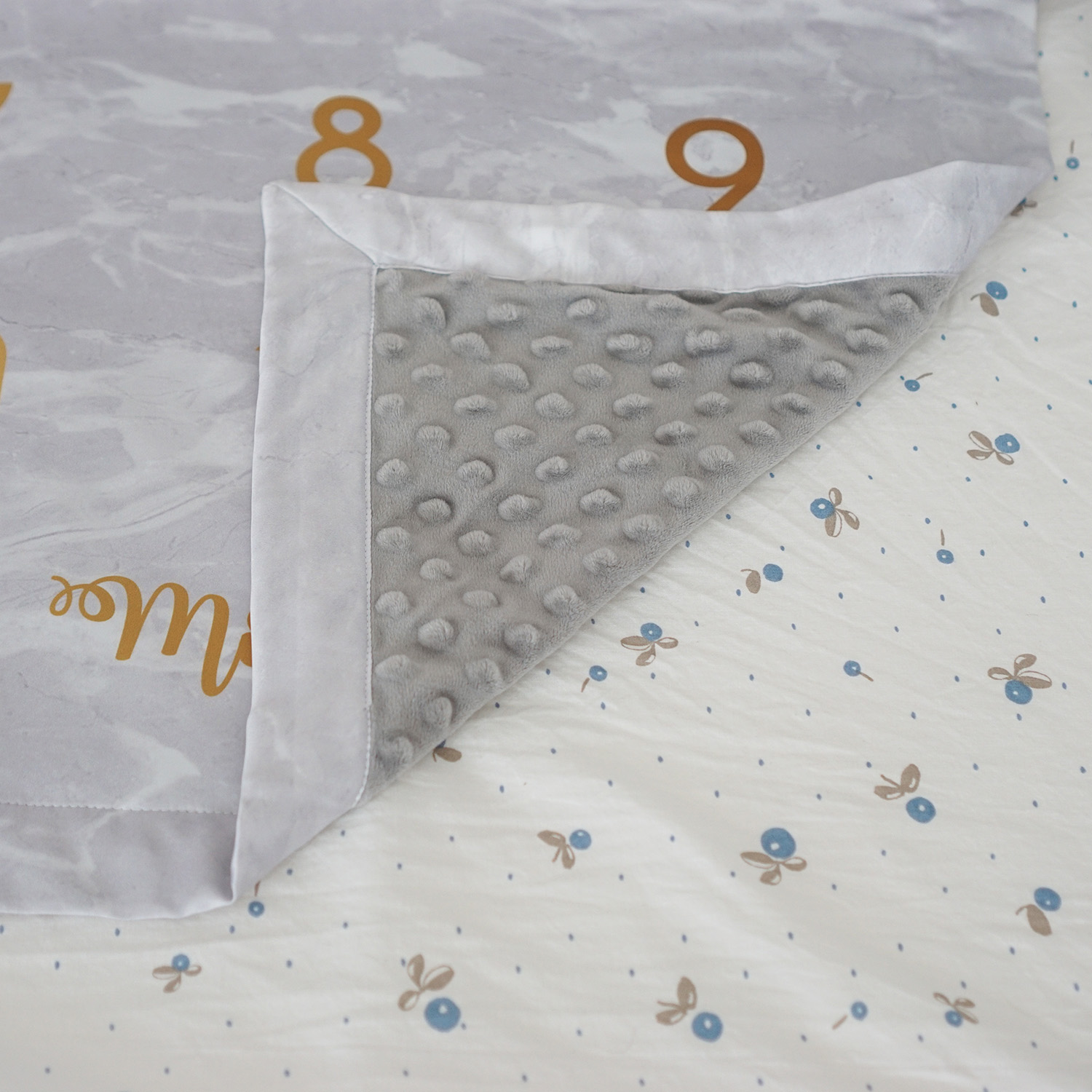 ผ้าห่ม Milestone ลาย Grey Marble - Gold