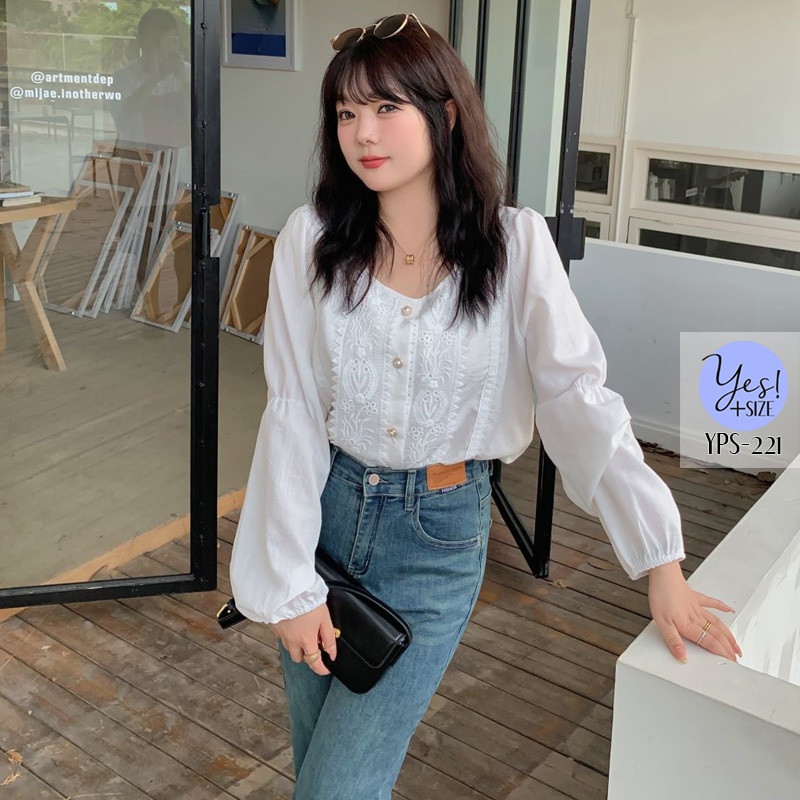 เสื้อแขนยาวสาวอวบ อก 38-50 นิ้ว เสื้อคอกลมสีขาว กระดุมมุก แต่งผ้าปักลายข้างกระดุม YPS-221