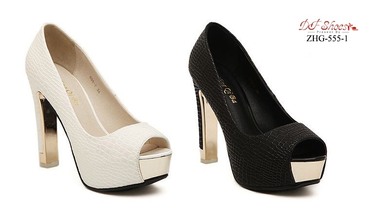 รองเท้าคัทชูส้นสูงแต่งส้นสีทอง (สีดำ)