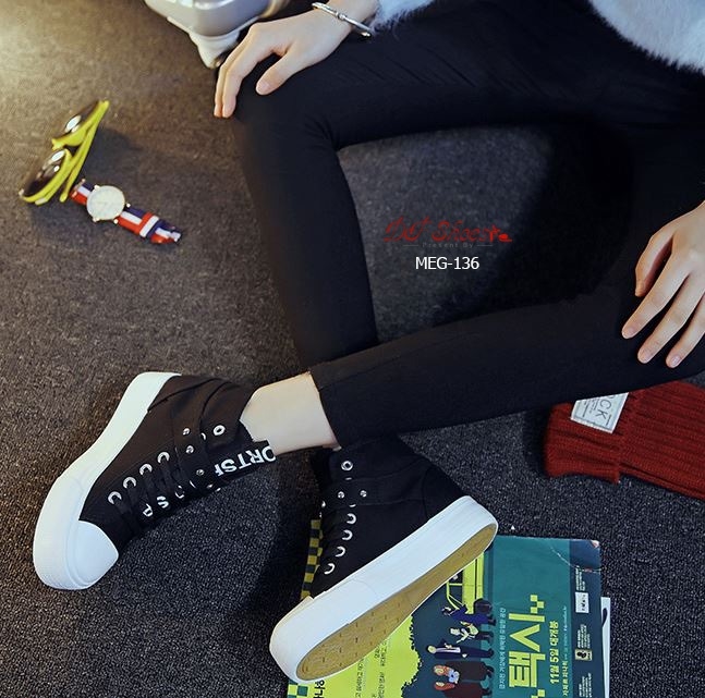 รองเท้าผ้าใบหุ้มข้อแต่งหมุด (สีแดง)