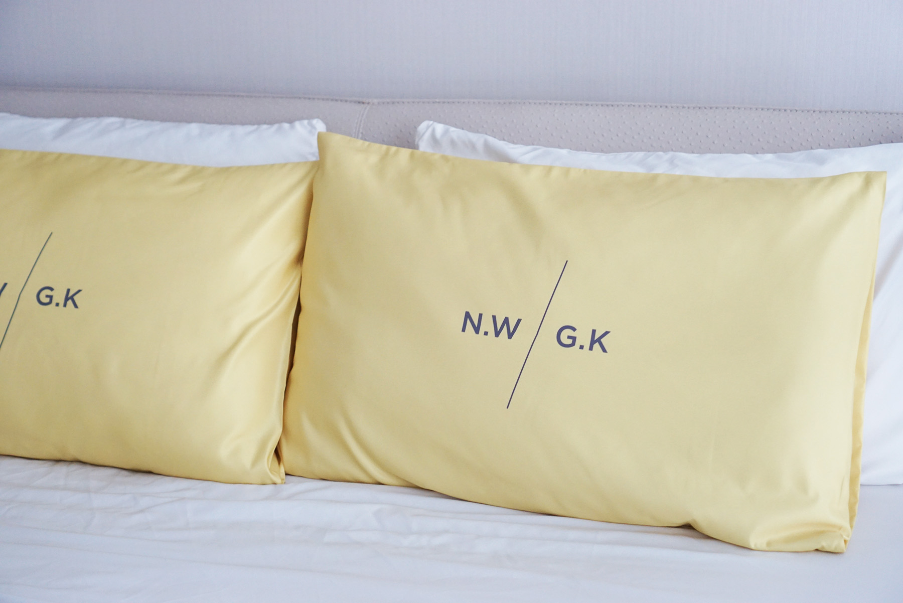 ปลอกหมอนหนุนคู่ พิมพ์ลายเต็มผืน Minimal - Yellow
