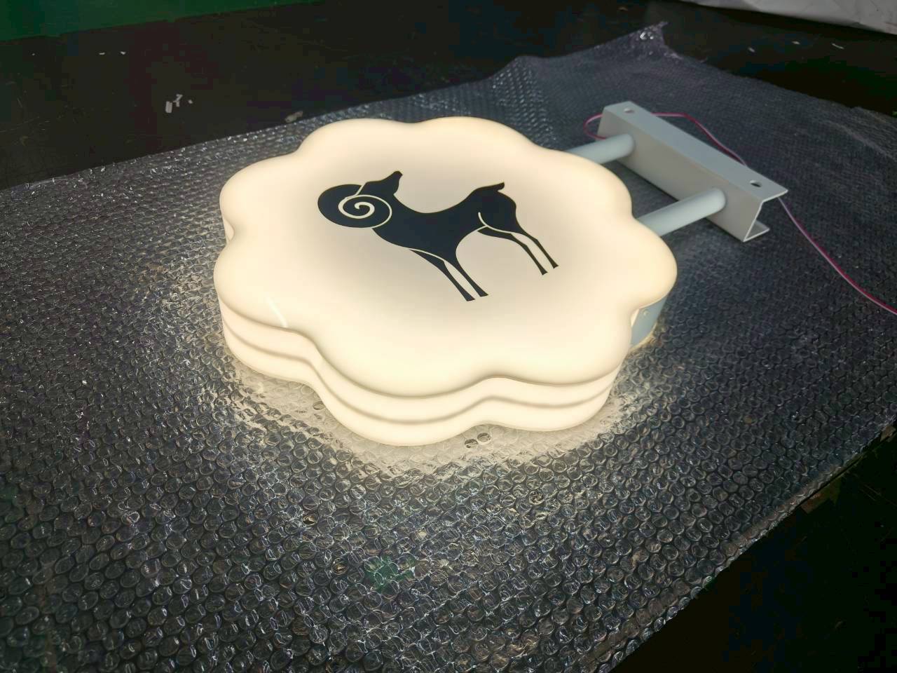 ป้ายกล่องไปอะคริลิคแสงรอบตัว