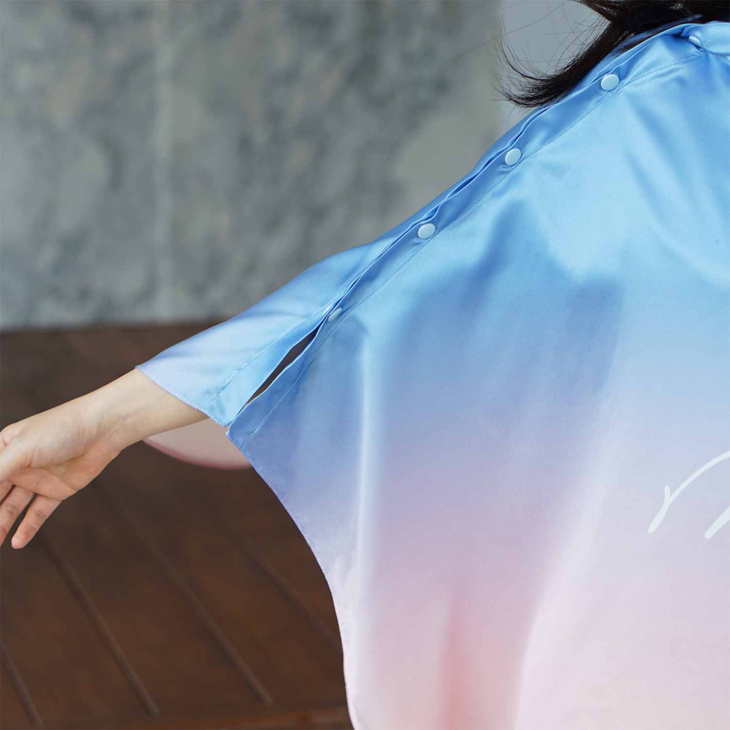 ผ้าคลุมให้นม 3in1 (รุ่นมีกระดุม ถอดโครงได้) แบบสั่งทำใส่ชื่อ ลาย Gradient - Blue Pink