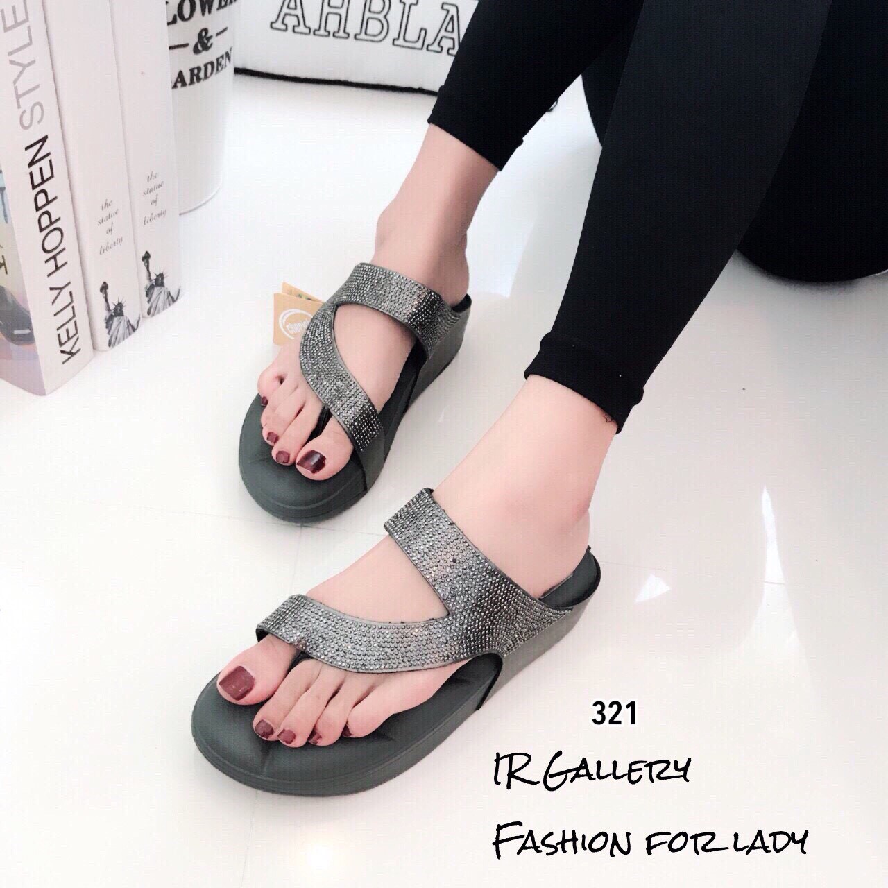 รองเท้าแตะ Fit Flop แต่งอะไหล่เพชร (สีเงิน)