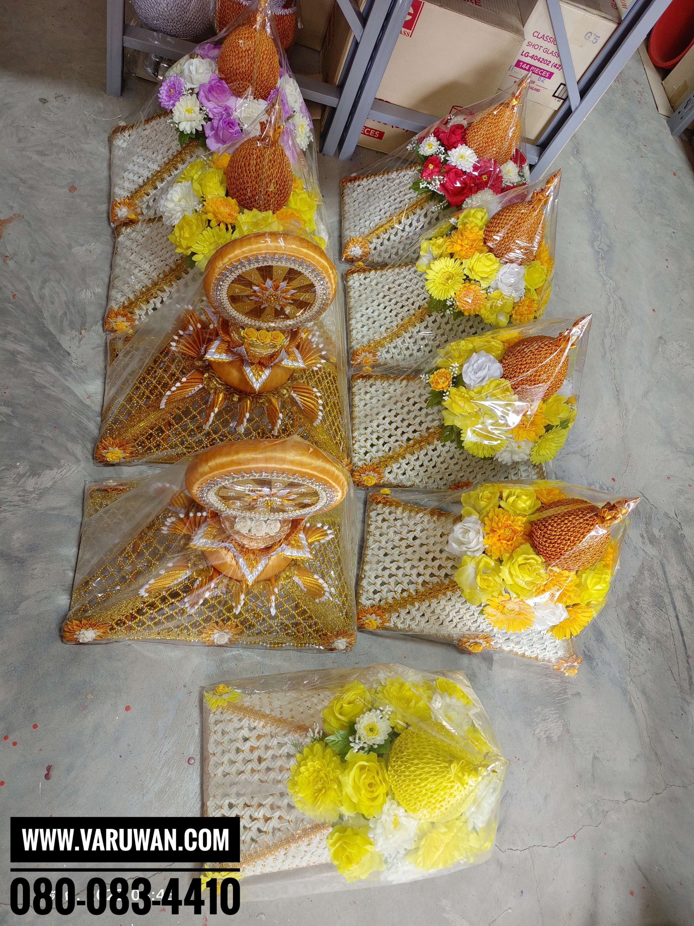 ครอบไตรยอดพุ่มทอง แต่งดอกไม้