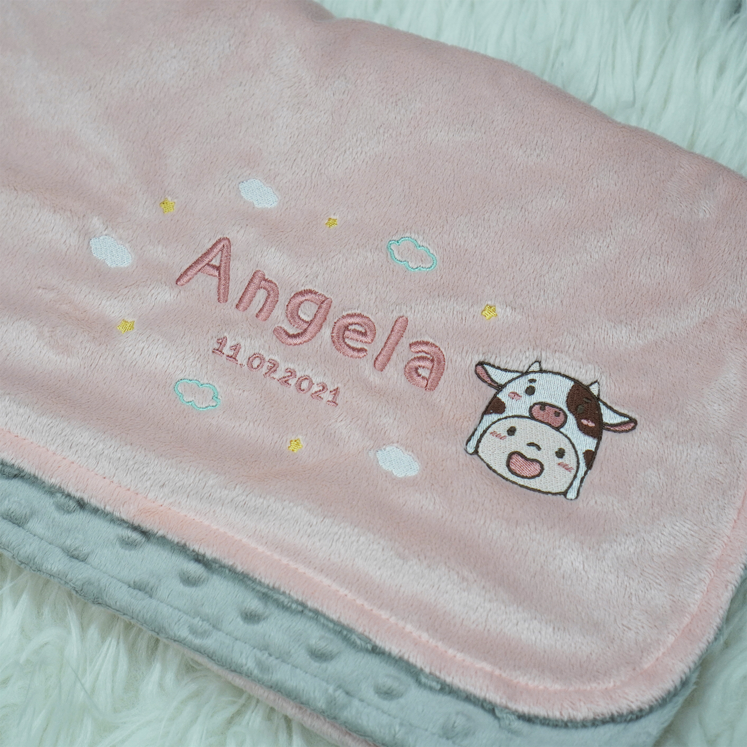 ผ้าห่ม Minky - สี Rose Quartz&Grey 75x100cm แบบปักชื่อ+การ์ตูน - Baby Cow