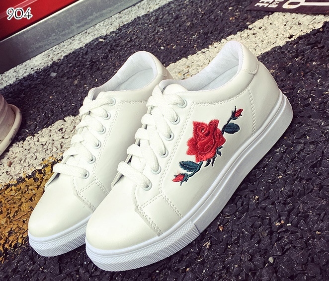รองเท้าผ้าใบพียูลายกุหลาบ (สีขาว)