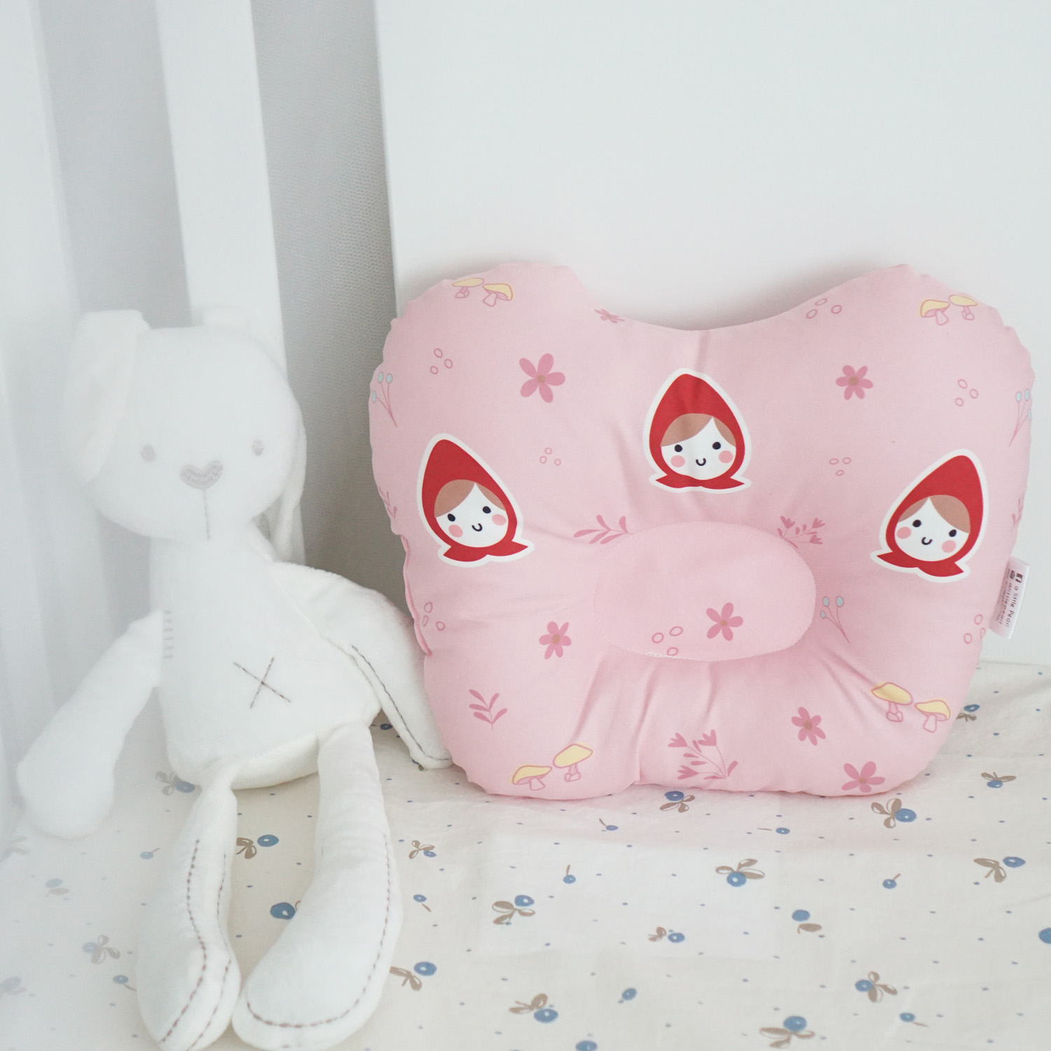 ชุดของขวัญเด็กแรกเกิด หมอนหลุม + ผ้าห่มขนาด 75x100cm ลาย Little Red Riding Hood - Pink