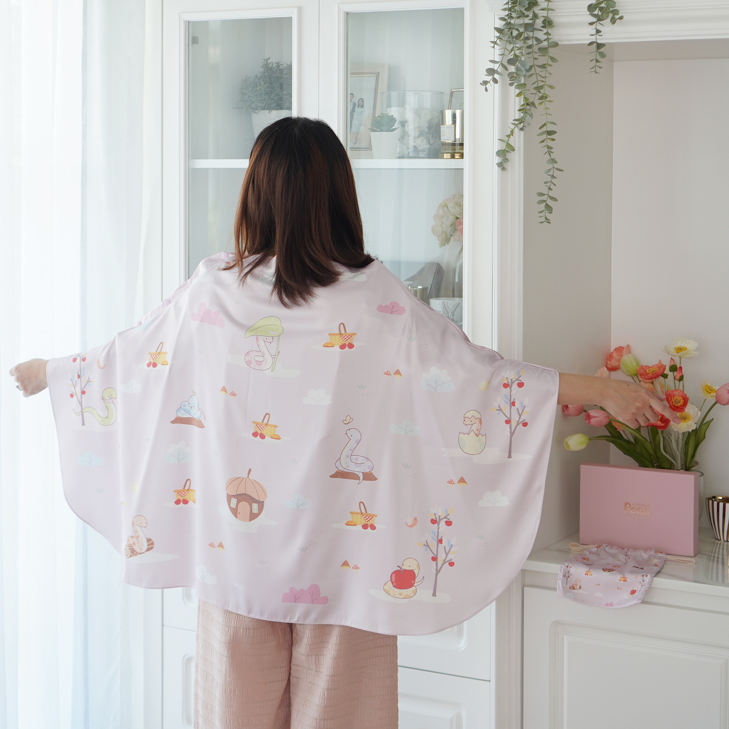 ผ้าคลุมให้นม 3in1 (รุ่นมีกระดุม ถอดโครงได้) แบบสั่งทำใส่ชื่อ ลาย Snakes in the garden - Pink