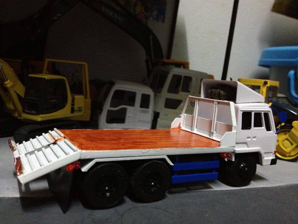 โมเดลรถบรรทุกเทรนเลอร์ย้ายรถขุด 1/48