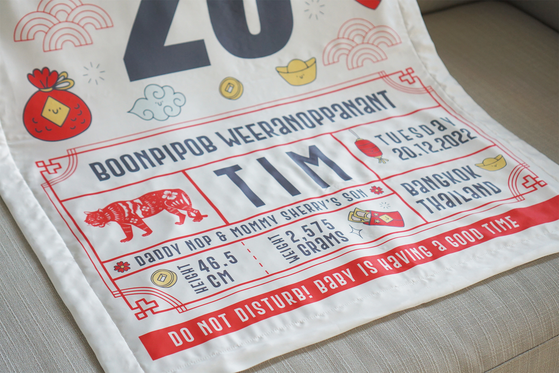 ชุดของขวัญเด็กแรกเกิด หมอนหลุม + ผ้าห่มขนาด 75x100cm ลาย Chinese Calendar - White/Grey