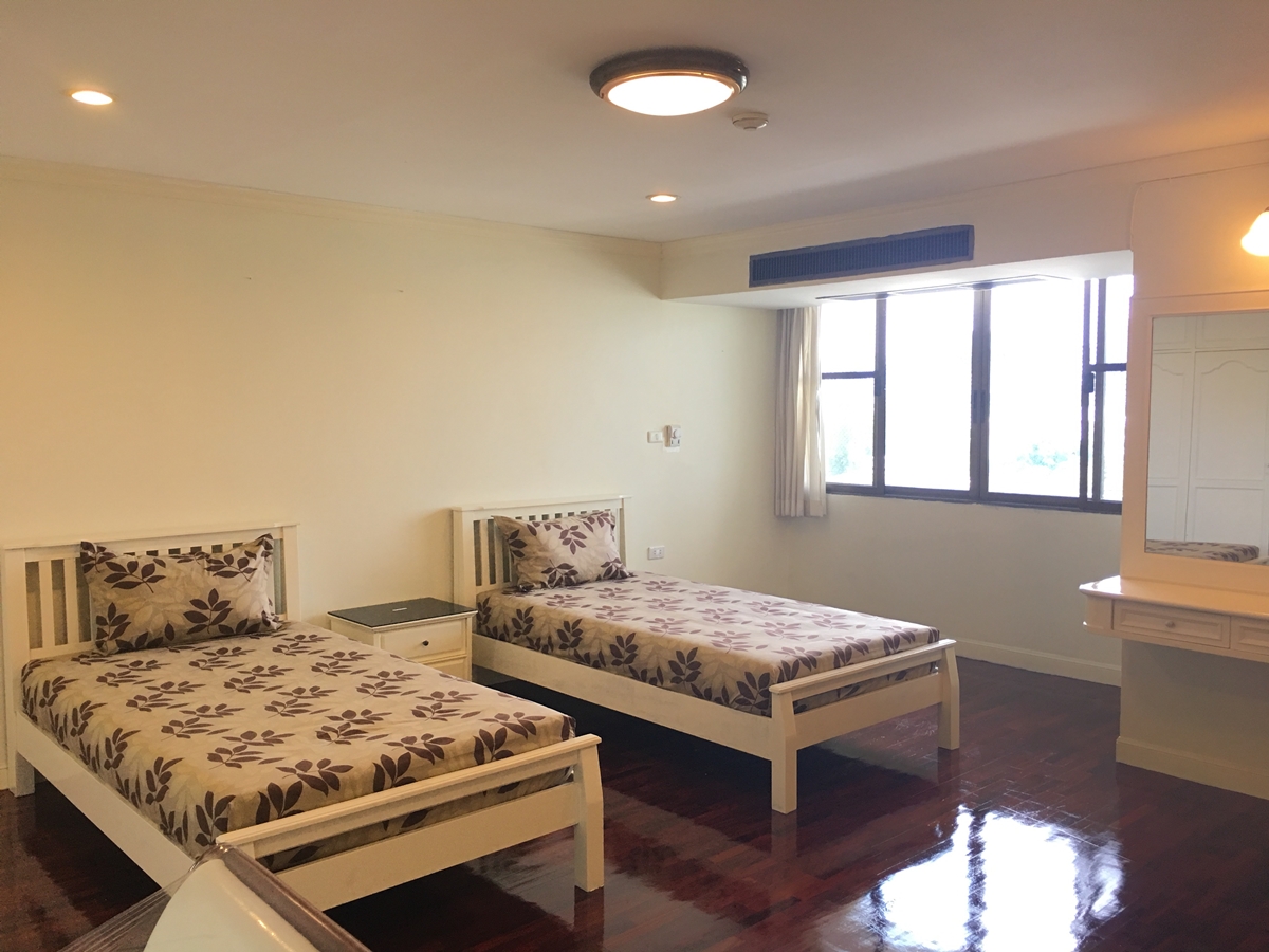 ขายเพนท์เฮ้าส์หรู โอเรียลเต็ล ทาวเวอร์ คอนโดมิเนียม (Oriental Towers Condominium) ซอยเอกมัย 12 (สุขุมวิท 63) ใกล้ดองกิ มอลล์ ทองหล่อ เพียง 300 เมตร