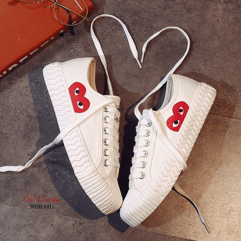 รองเท้าผ้าใบแคนวาสแต่งลายหัวใจ (สีขาว)