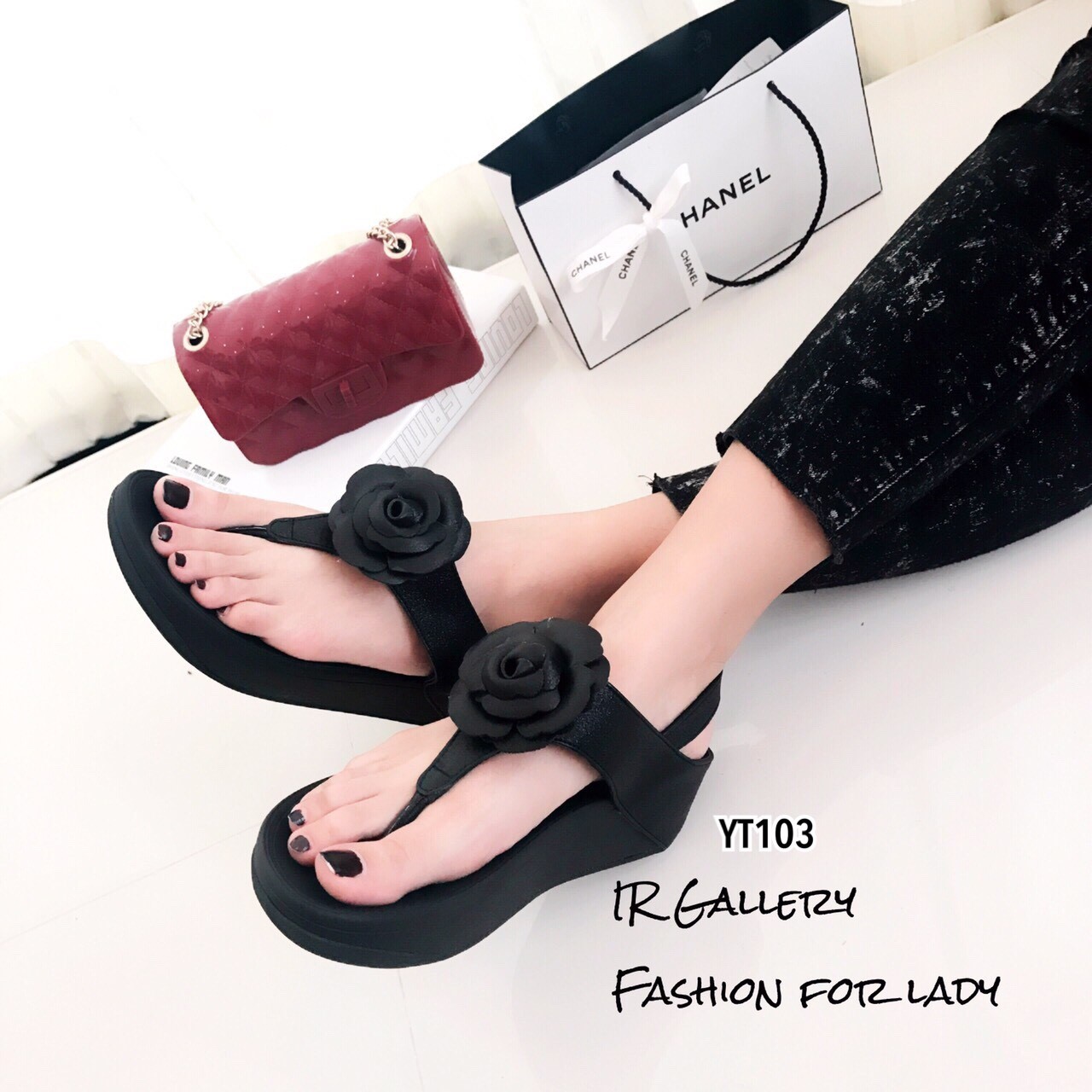 รองเท้าแตะ Style Fit Flop แต่งกุหลาบ (สีดำ)