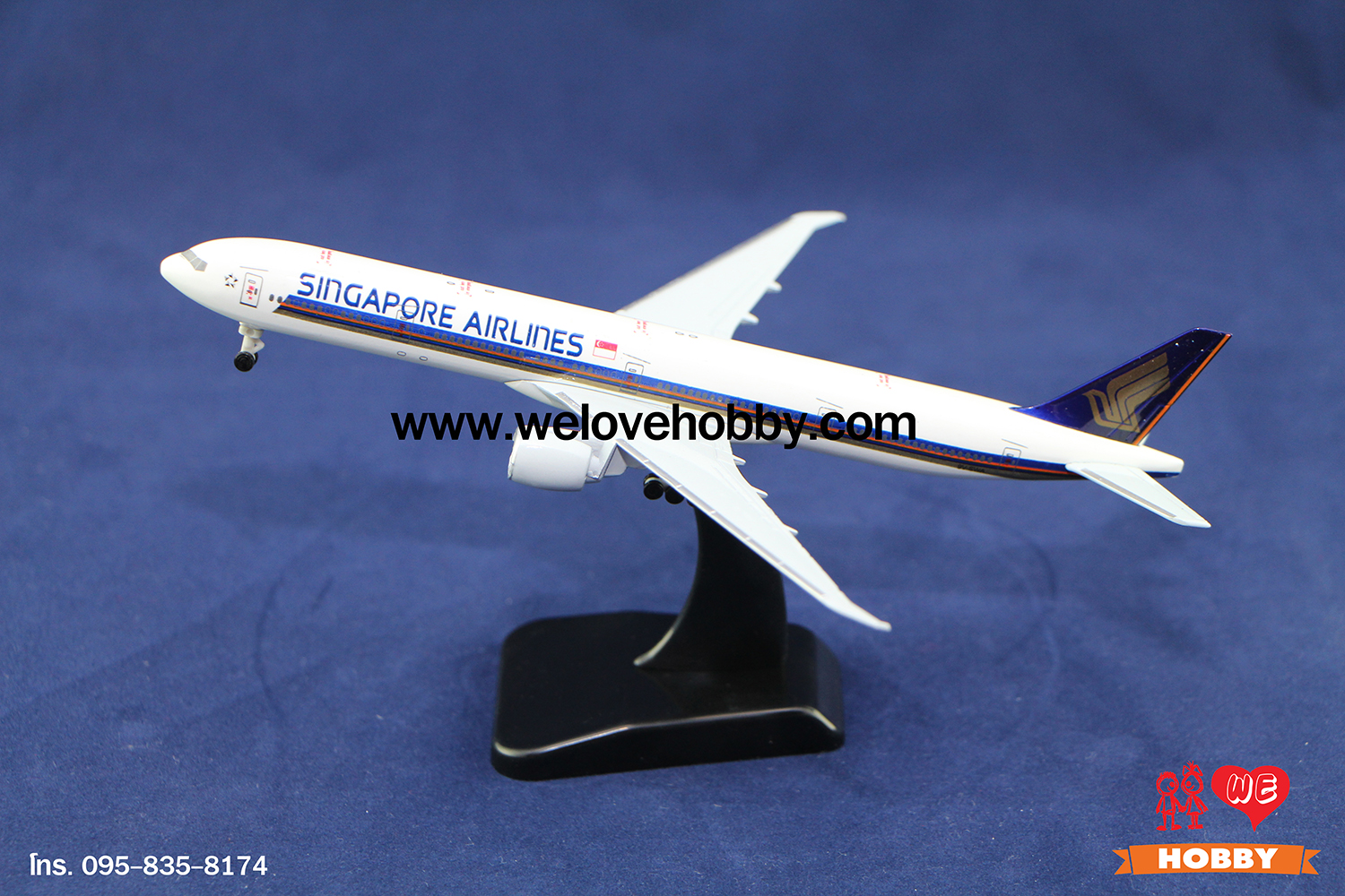 โมเดลเครื่องบิน Singapore Airlines (Boeing 777) สิงคโปร์ ไซส์กลาง แบบมีล้อเครื่องบิน (1:400)