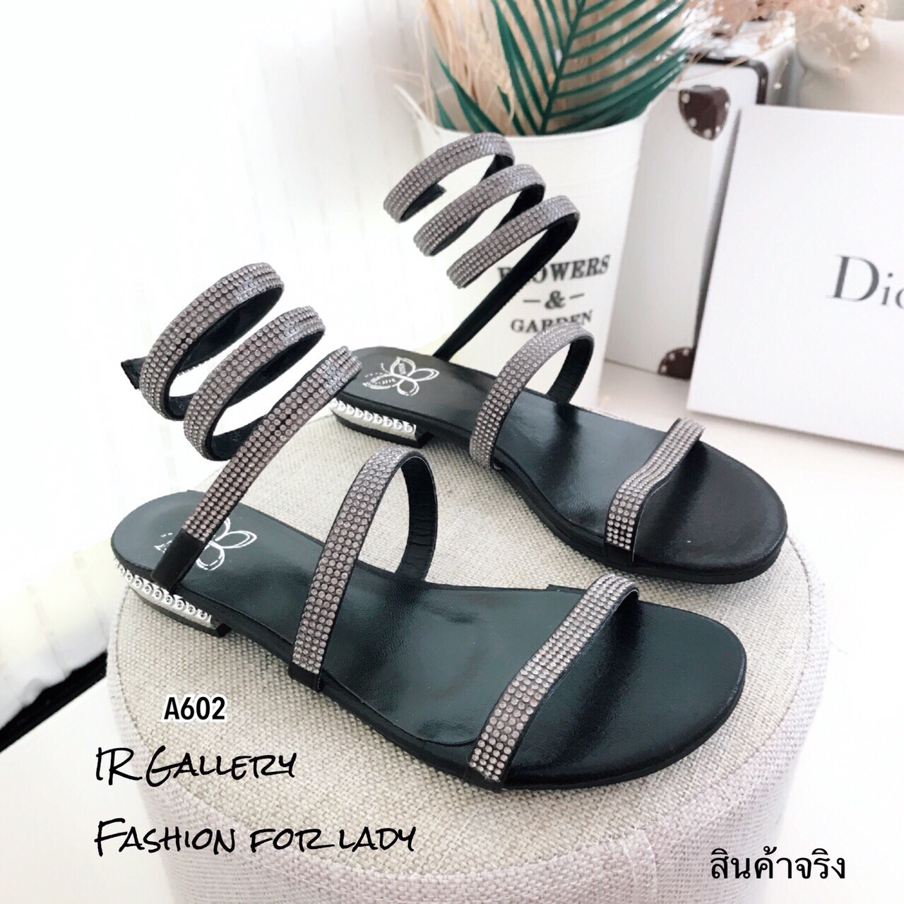 รองเท้าแตะสวมแต่งอะไหล่เพชร (สีเงิน)