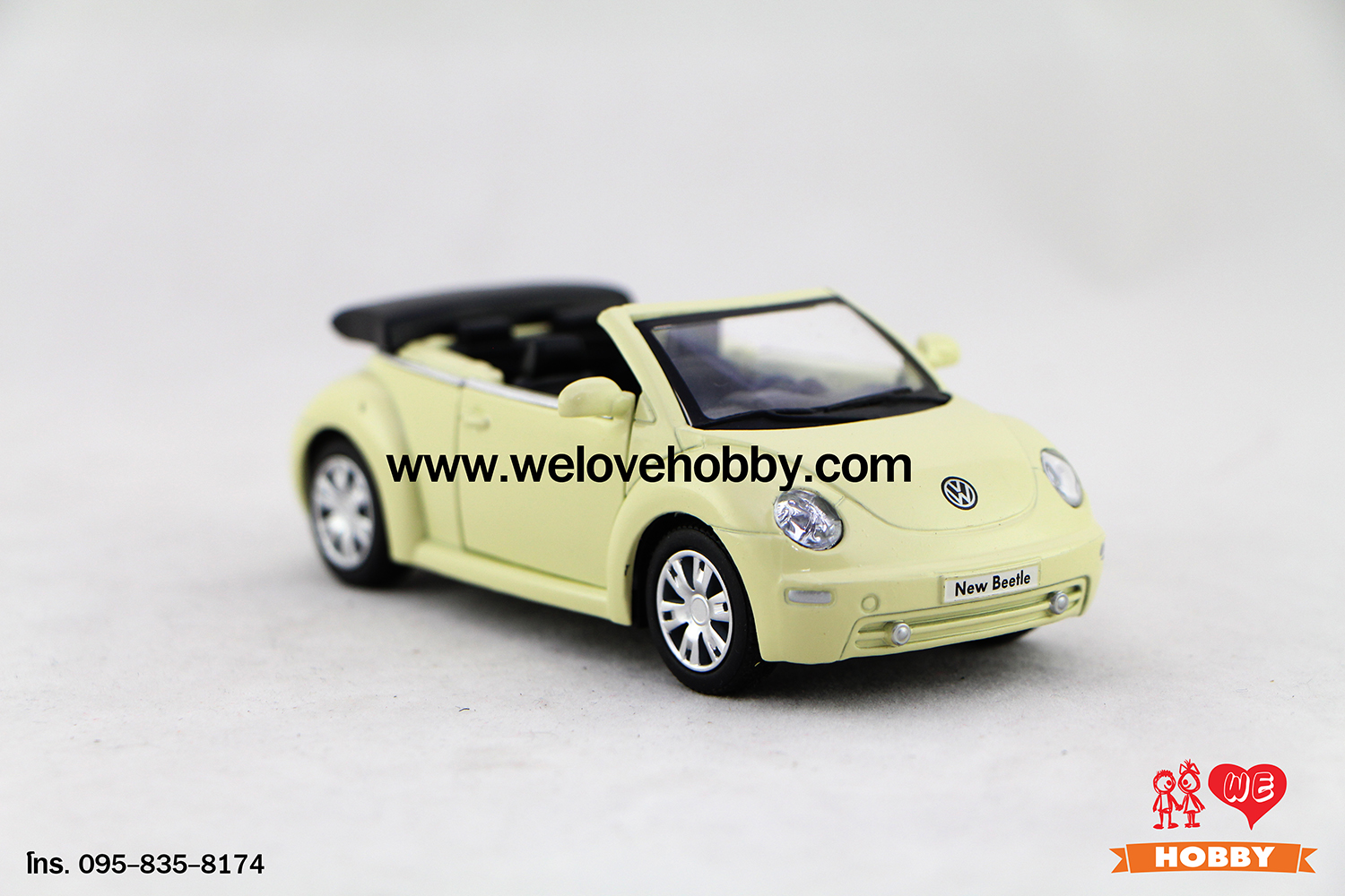 โมเดลรถ Volkswagen New Beetle Convertible (2003) สีเหลืองอ่อน Mellow Yellow Scale 1:32