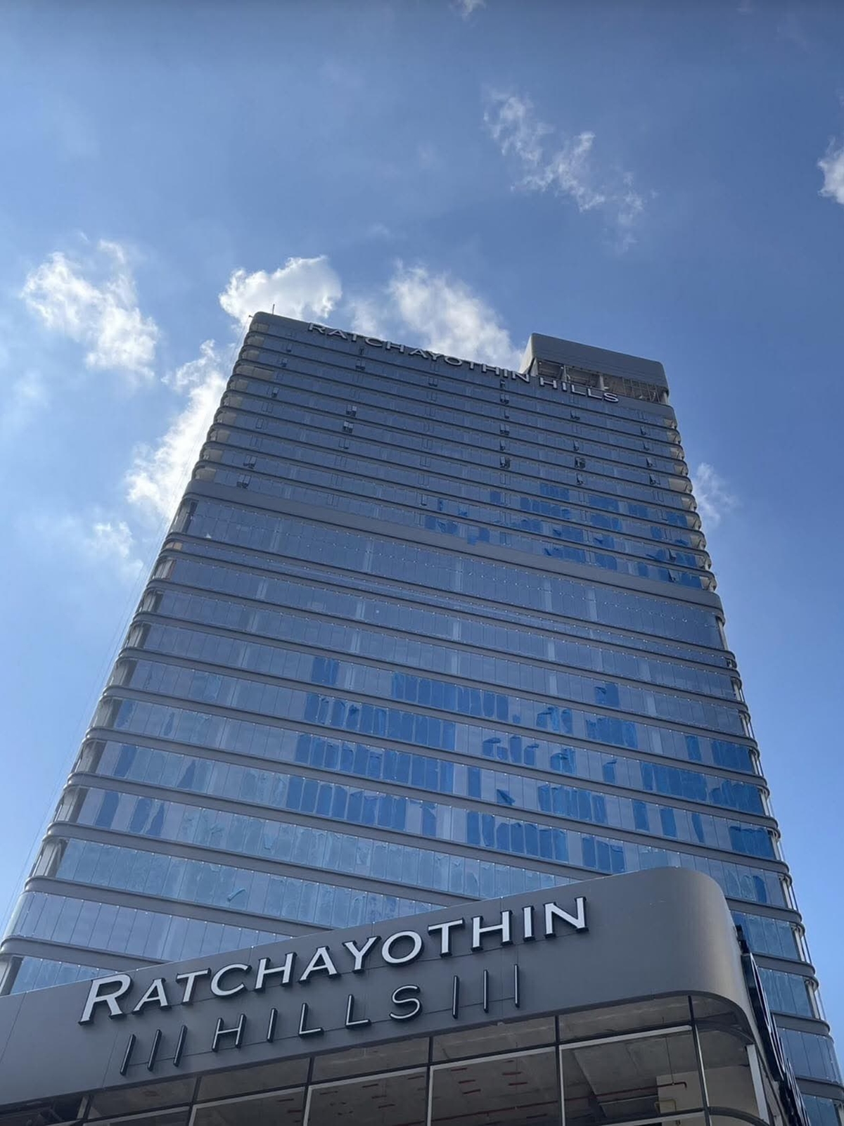 Ratchayothin Hills Building, office for rent on Phahon Yothin Road, near the Green Line BTS, Phahon Yothin 24 Station, only 200 meters away.