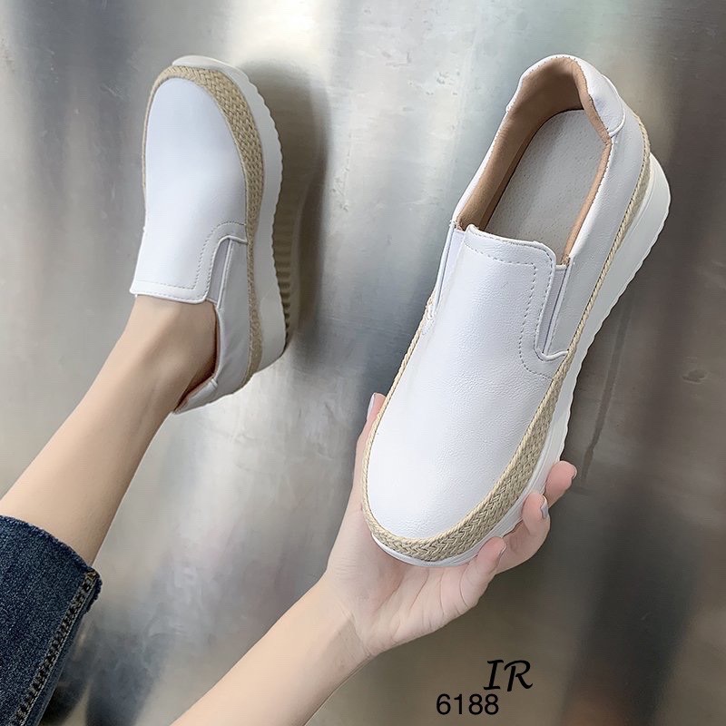 รองเท้าผ้าใบพียูทรง Slip on