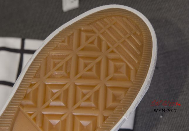 รองเท้าผ้าใบแฟชั่นหุ้มข้อแต่งแถบ