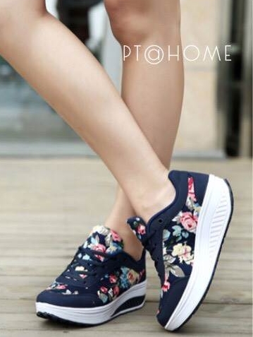 รองเท้าผ้าใบสปอร์ตลายดอกไม้พาสเทล (สีดำ)