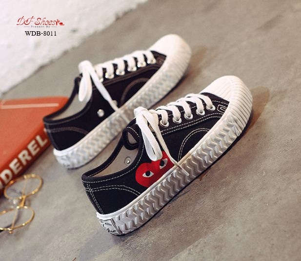 รองเท้าผ้าใบแคนวาสแต่งลายหัวใจ (สีขาว)