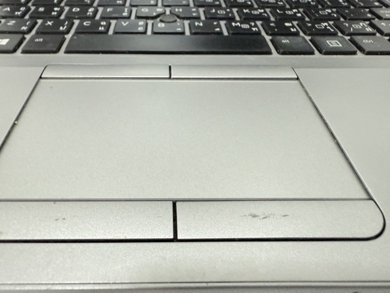 โน๊ตบุ๊ค HP EliteBook 840 G4 (i5-7300U/8GB/M.2 256GB) ไม่มี Adapter แบตเสื่อม จอ Bright ยางรองเครื่องเสื่อม ขอบแตกบิ่น