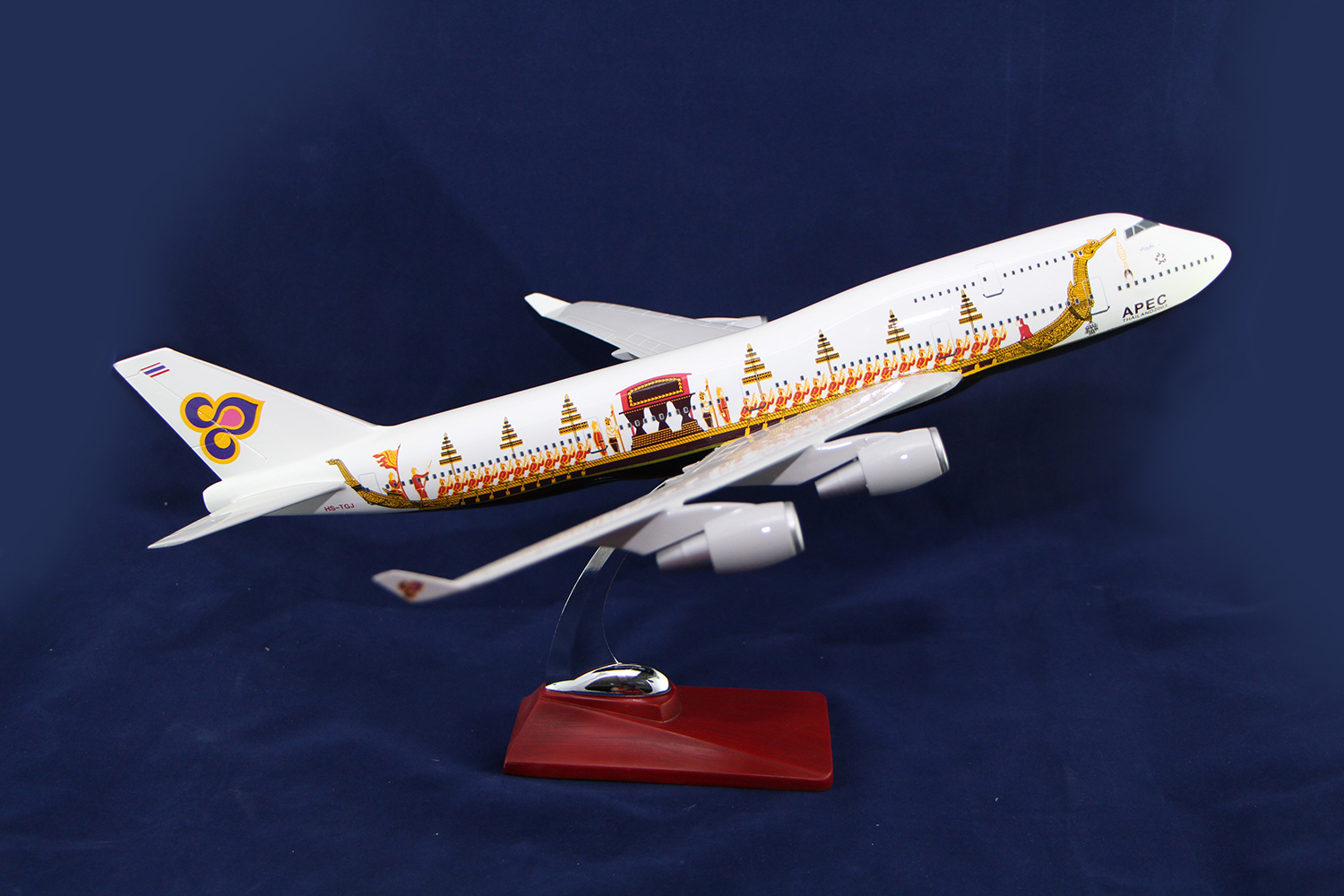 โมเดลเครื่องบินการบินไทย Thai Airways ลายเรือสุพรรณหงส์(หริภุญชัย) (Boeing 747-400) ลำใหญ่