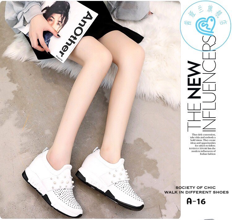 รองเท้าผ้าใบทรงสวมแต่งคริสตัล (สีขาว)