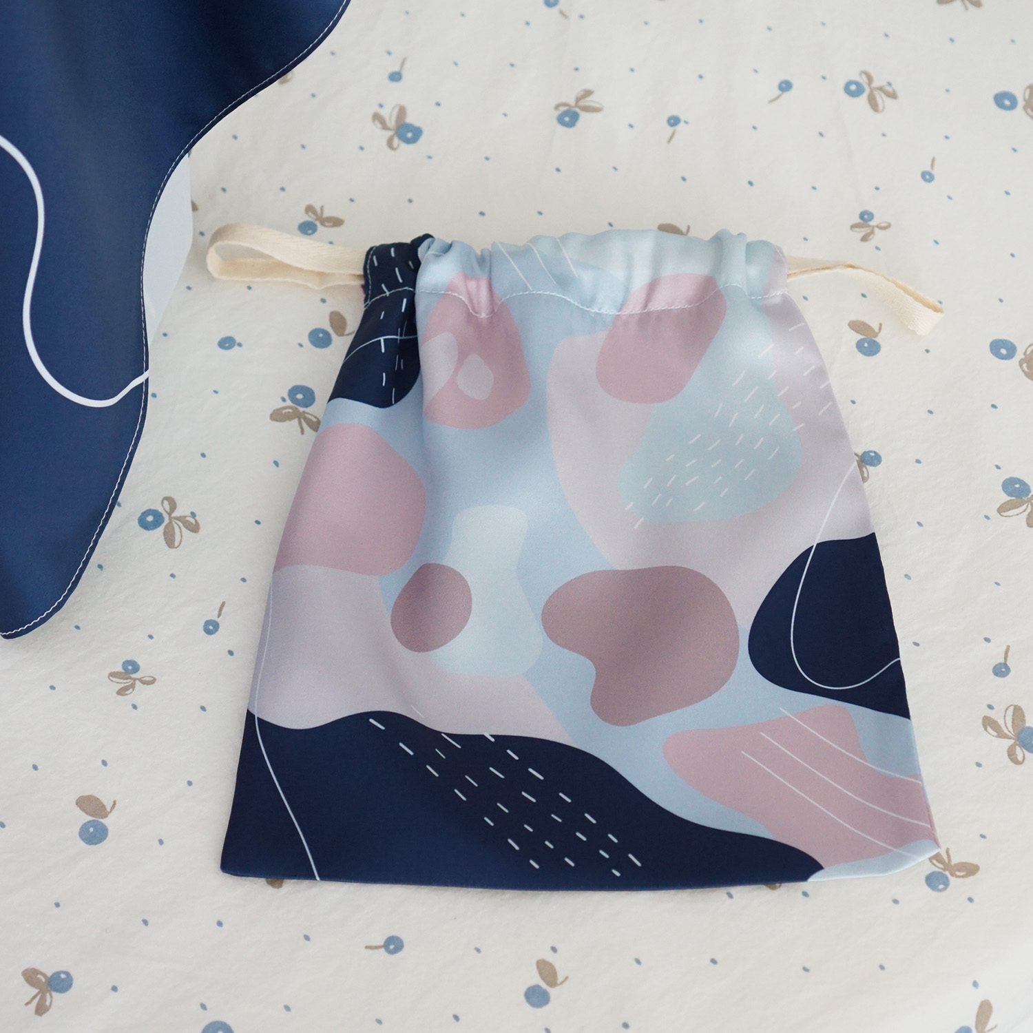 ผ้าคลุมให้นม สั่งทำใส่ชือ ลาย Curve - Blue