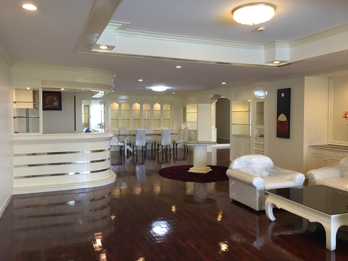 ขายเพนท์เฮ้าส์หรู โอเรียลเต็ล ทาวเวอร์ คอนโดมิเนียม (Oriental Towers Condominium) ซอยเอกมัย 12 (สุขุมวิท 63) ใกล้ดองกิ มอลล์ ทองหล่อ เพียง 300 เมตร