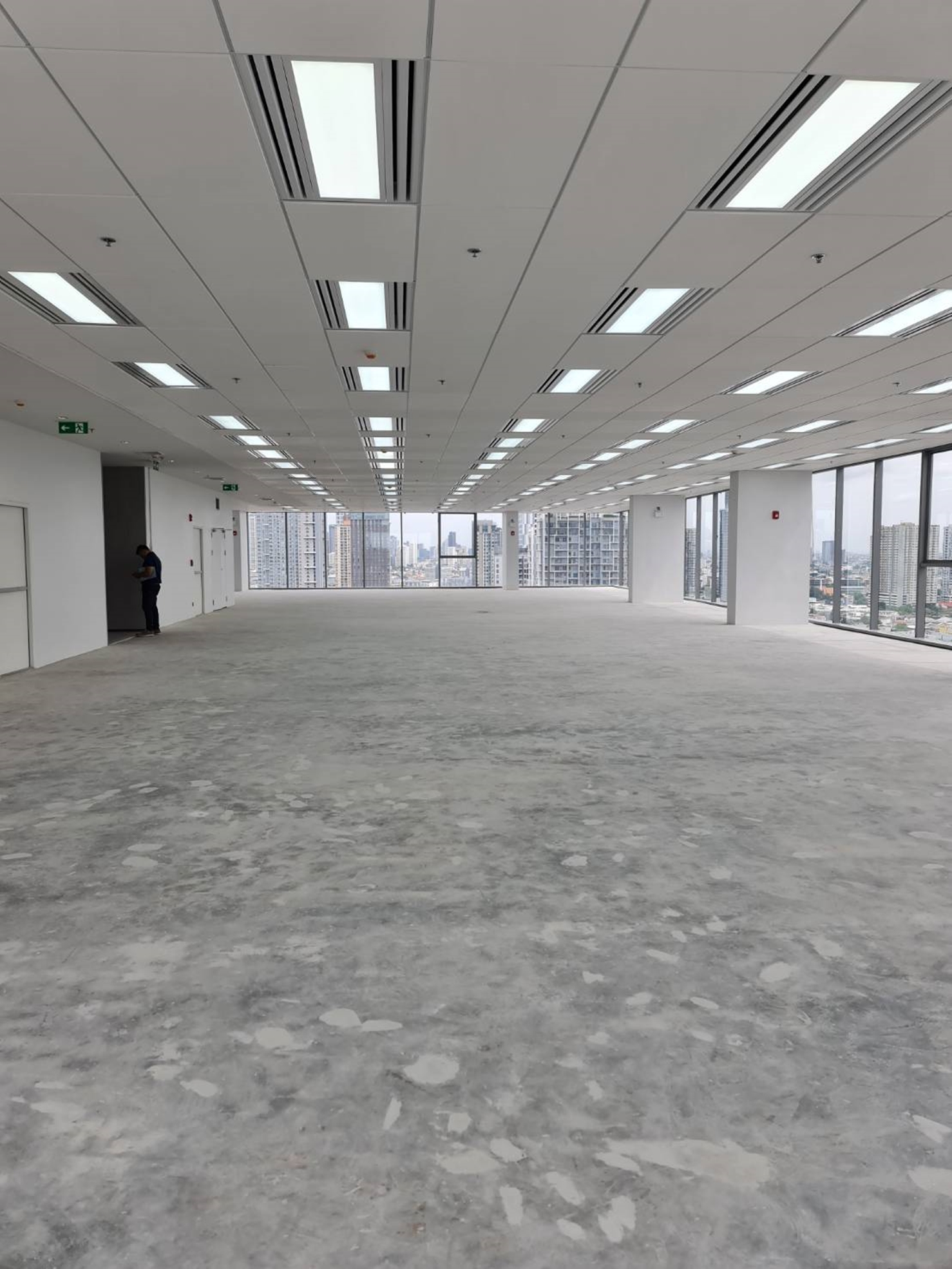 อาคารสุขุมวิท ฮิลล์ ( Sukhumvit Hills ) สำนักงานให้เช่าติดถนนสุขุมวิท ใกล้สถานีรถไฟฟ้า BTS อ่อนนุช และ BTS บางจาก 500 เมตร