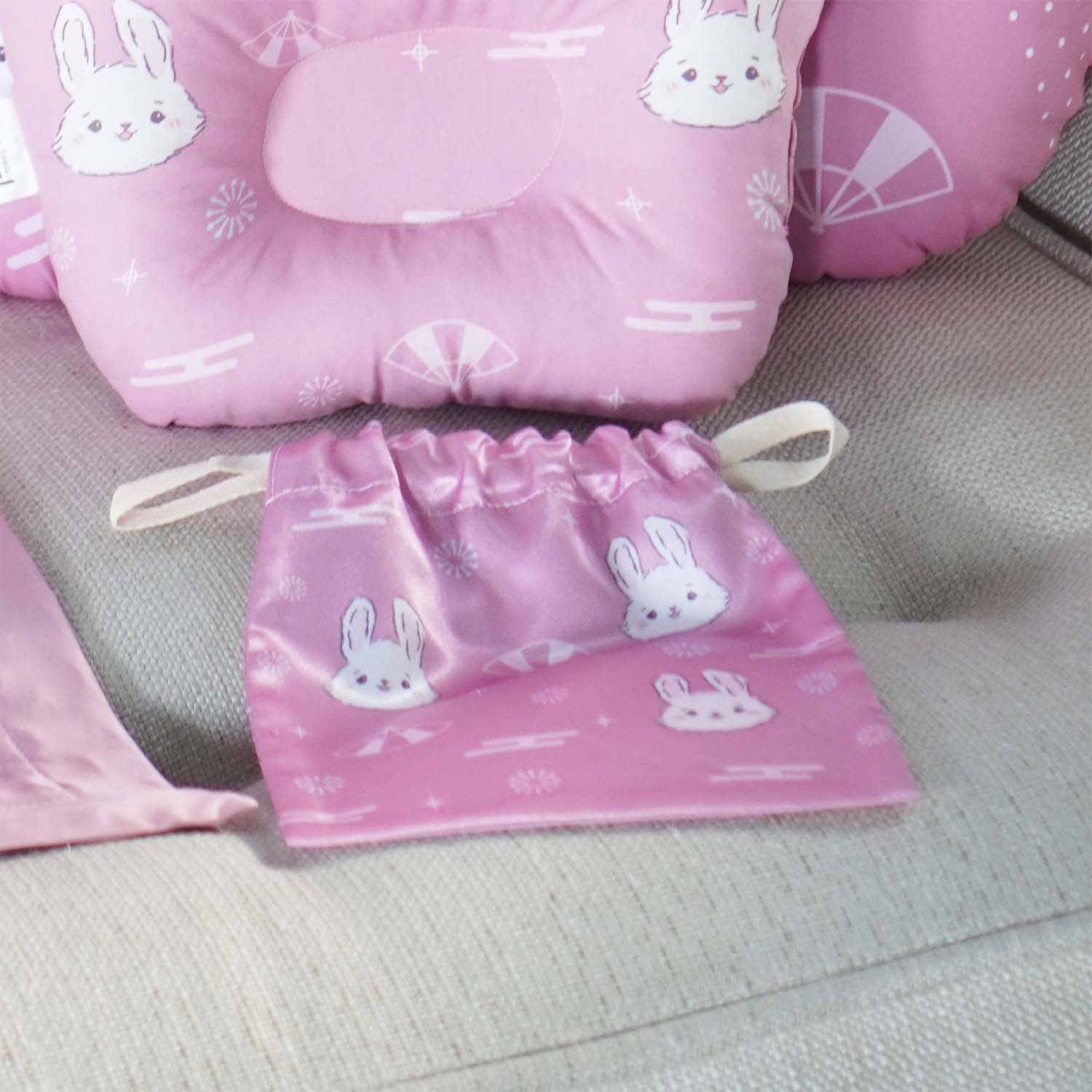 ผ้าคลุมให้นม 3in1 (รุ่นมีกระดุม ถอดโครงได้) แบบสั่งทำใส่ชื่อ ลาย Rabbit - Chinese - Pink