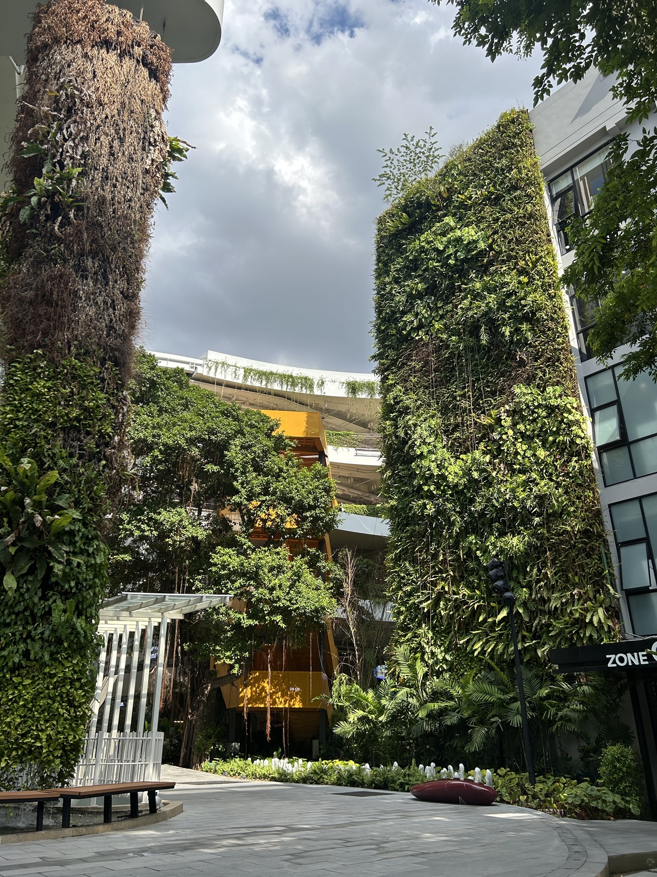 ทีเพลซ - มาร์เช่ ทองหล่อ (T PLACE - Marche' Thonglor) สำนักงานให้เช่าใจกลางทองหล่อ ซอยสุขุมวิท 55 กรุงเทพฯ ใกล้สถานีรถไฟฟ้า BTS ทองหล่อ 500 ม.