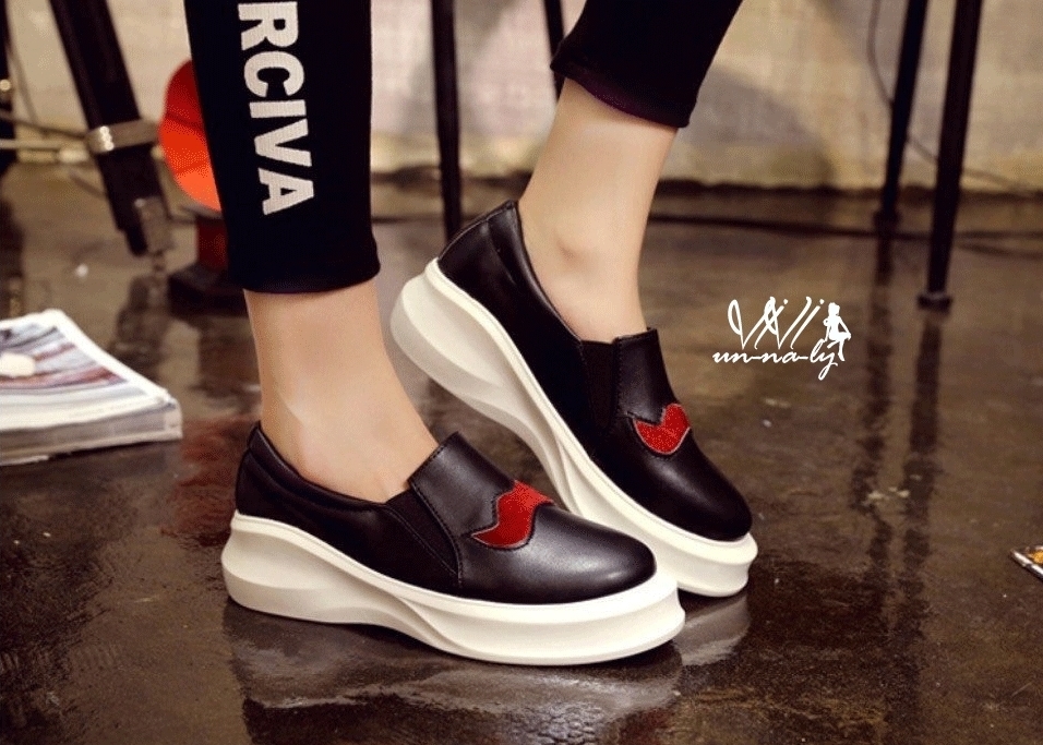 รองเท้า Hipster Moustache (สีดำ)