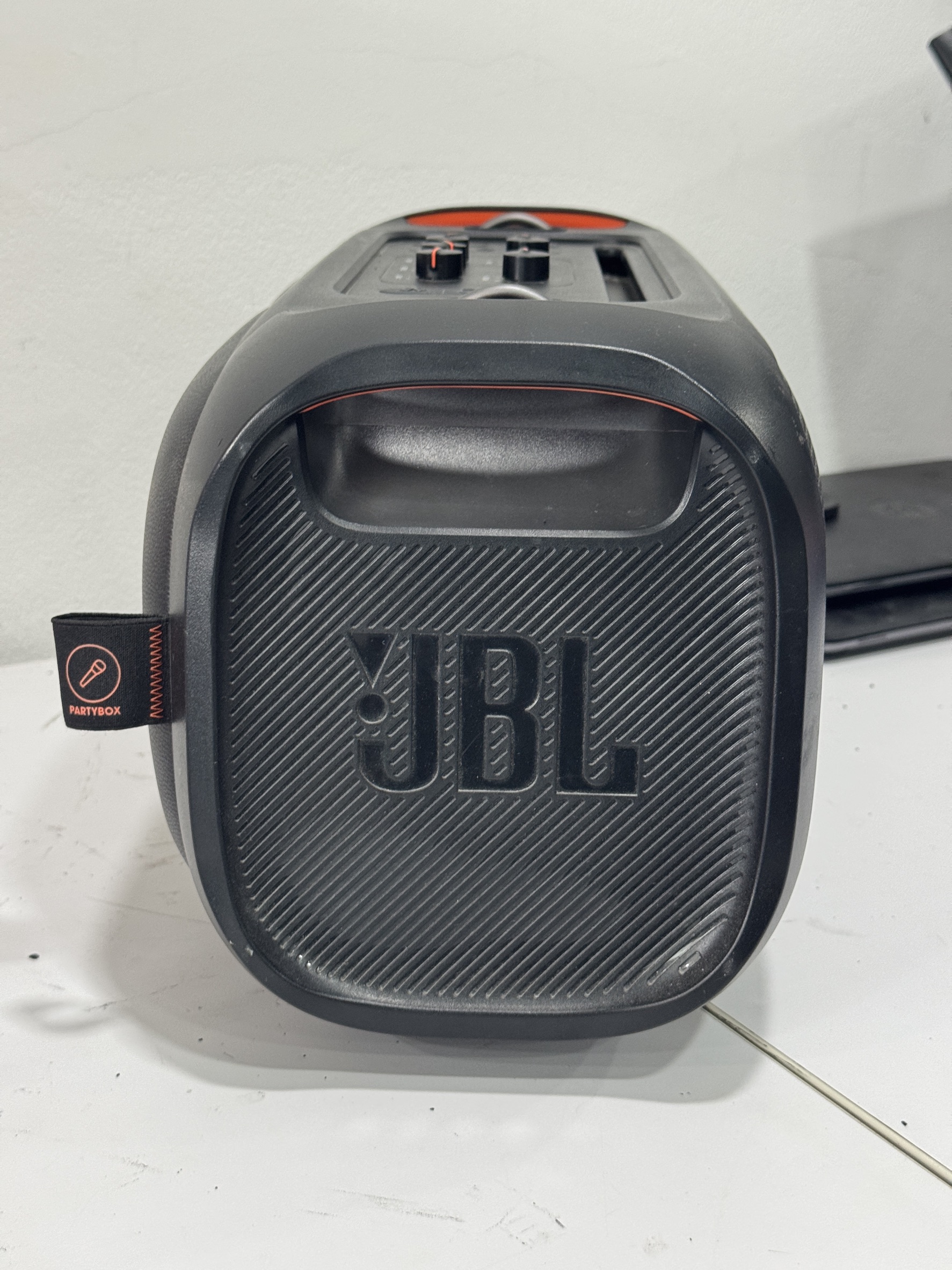 ลำโพง JBL Partybox On The Go + Mic*2 ***ไมค์มีรอยแตกหักที่กดไมค์ไม่ดี กดติดบ้างไม่ติดบ้าง ****ตัวเครื่องใช้ได้ปกติ