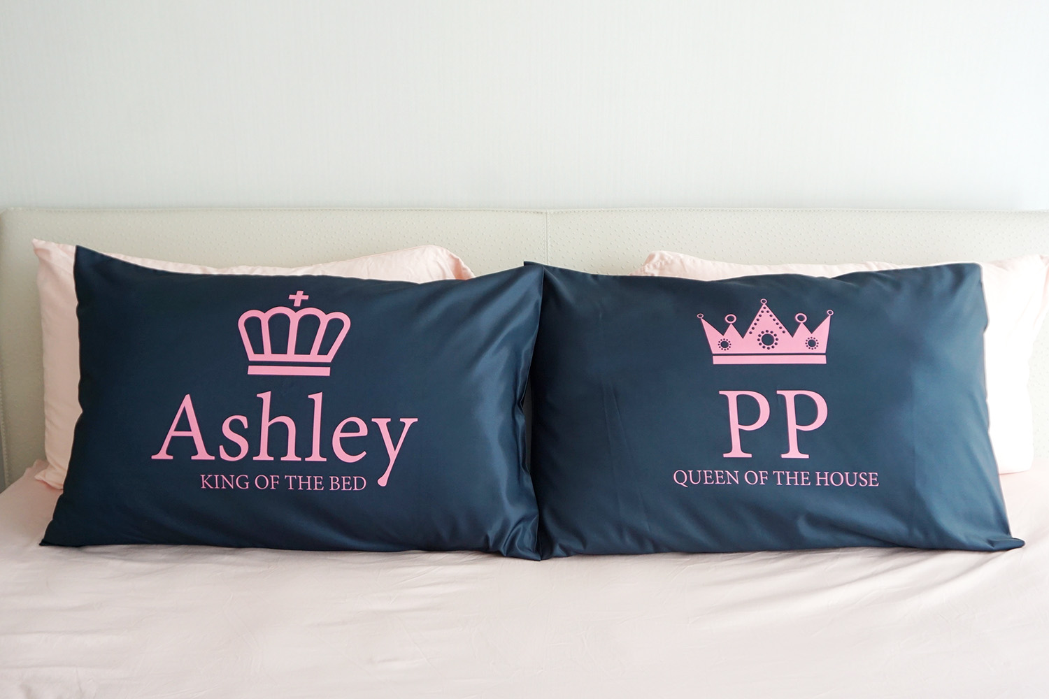 ปลอกหมอนหนุนคู่ พิมพ์ลายเต็มผืน Navy - King & Queen - Pink